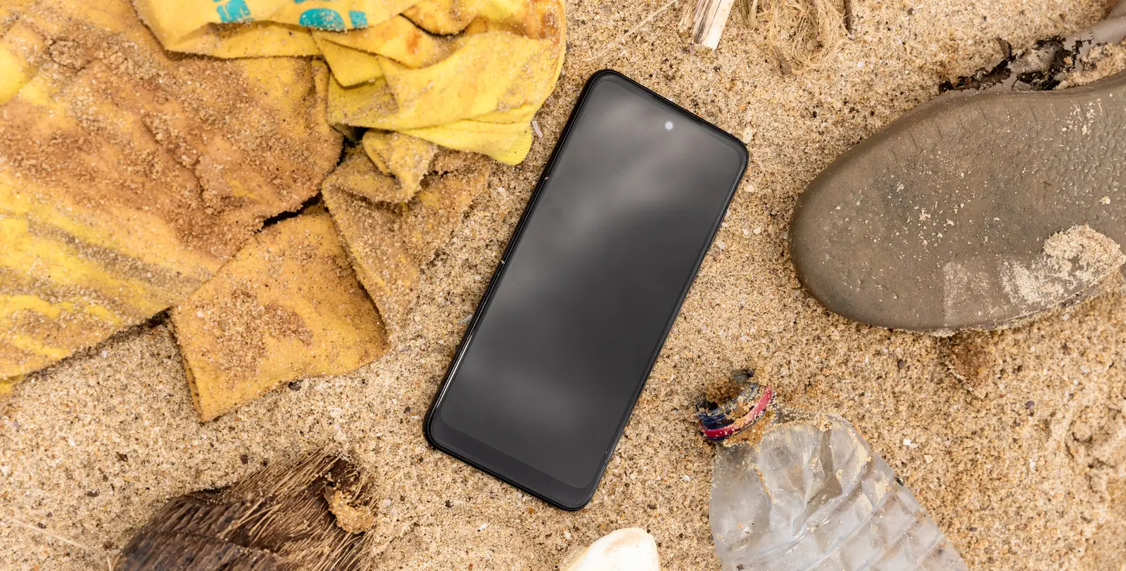 Smartphone auf sandigem Boden in Accra, Ghana
